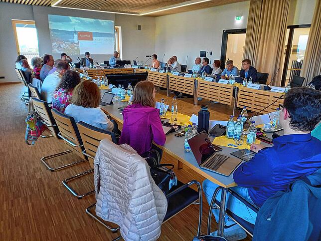 Aufmerksam verfolgen die Stadträte die Ausführungen des Kämmerers und des Bürgermeisters. Einige Fraktionen äußerten deutliche Kritik. ...