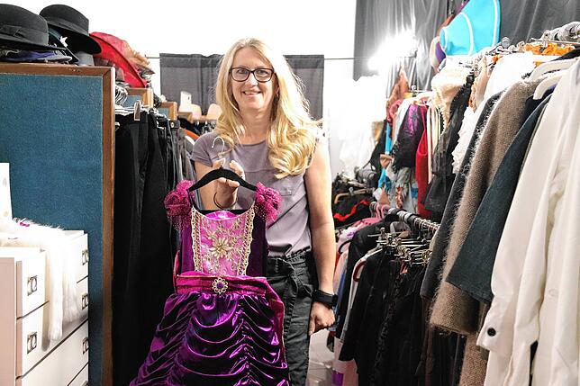 Tanja Geiger in der Garderobe.