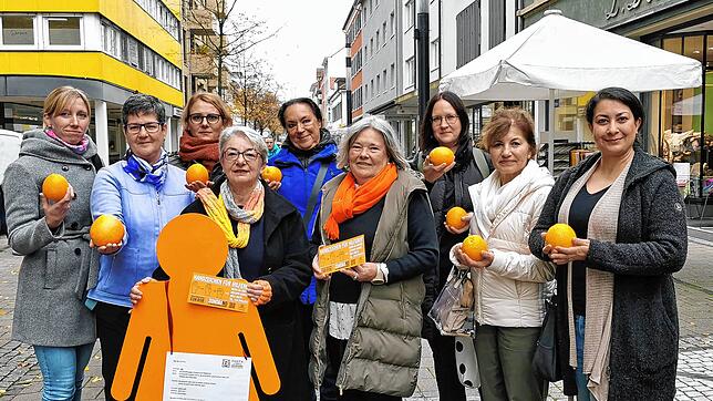 Engagierte Frauen in Singen machen auf den internationalen Tag gegen Gewalt an Frauen aufmerksam (von links): Carina Meyer, Petra ...