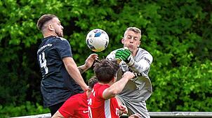 Punkt gesichert: Tobias Geiger (rechts, gegen den Bad Bellinger Leon Riede beim Spiel in der vergangenen Saison) hielt dem FC Tiengen 08 ...