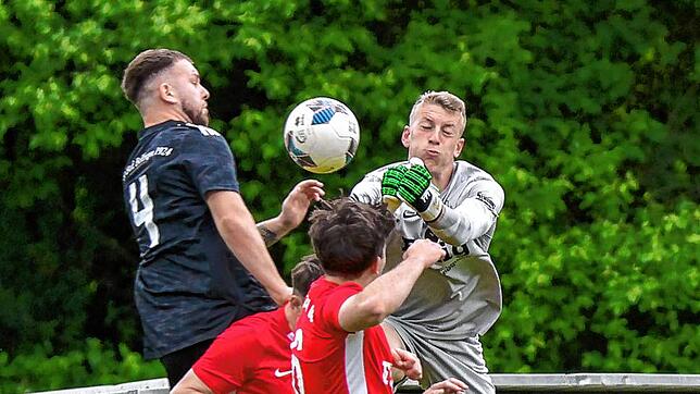 Punkt gesichert: Tobias Geiger (rechts, gegen den Bad Bellinger Leon Riede beim Spiel in der vergangenen Saison) hielt dem FC Tiengen 08 ...