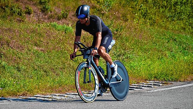 Amateursportler Christian Schuh, hier beim Radfahren, hat sich für die Ironman-Weltmeisterschaft auf Hawaii qualifiziert. Beruflich ...