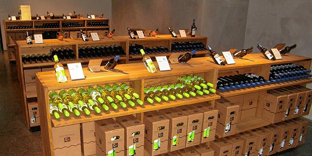 In der Vinothek des Winzervereins wird ein Großteil des Reichenauer Weins verkauft.