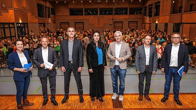 Vor der Diskussion (von links): Redakteurin Anna-Maria Schneider, Chefredaktions-Mitglied Jörg-Peter Rau, die Bürgermeister-Kandidaten ...