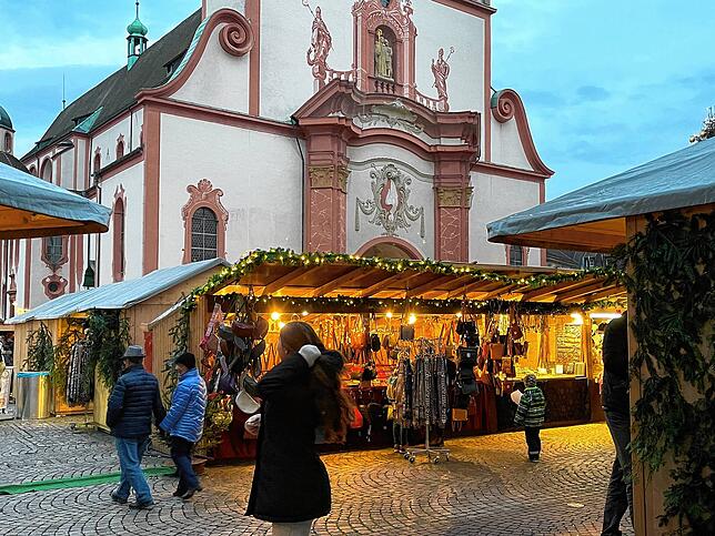 Zahlreiche Stände laden auf dem Bad Säckinger Weihnachtsmarkt wieder zum Bummeln ein.