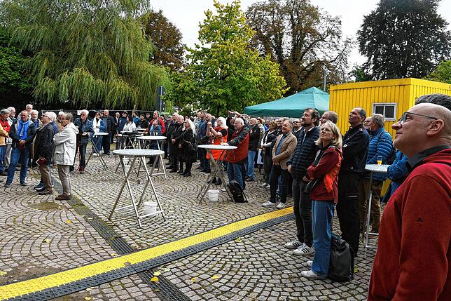 Die Augen des Publikums blicken beim Richtfest nach oben.