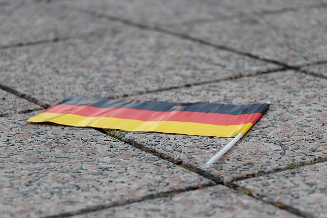 Auf dem Boden des Viehmarktplatzes blieben hier und da nur einzelne zuvor mitgebrachte Deutschlandfahnen zurück.