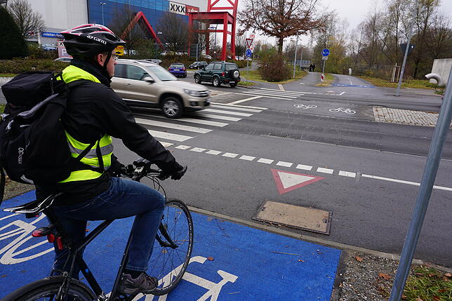 Wer hat Vorfahrt? Der Autofahrer, zeigt das Piktogramm auf der Straße. Der Radler muss warten. "Ohne Blickkontakt mit dem Autofahrer ist ...