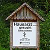 Auf aufgestellten Tafeln sucht Tennenbronn schon rund zwei Jahre lang einen neuen Hausarzt. Doch auch sie bringen bislang keinen Erfolg.
