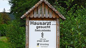 Auf aufgestellten Tafeln sucht Tennenbronn schon rund zwei Jahre lang einen neuen Hausarzt. Doch auch sie bringen bislang keinen Erfolg.