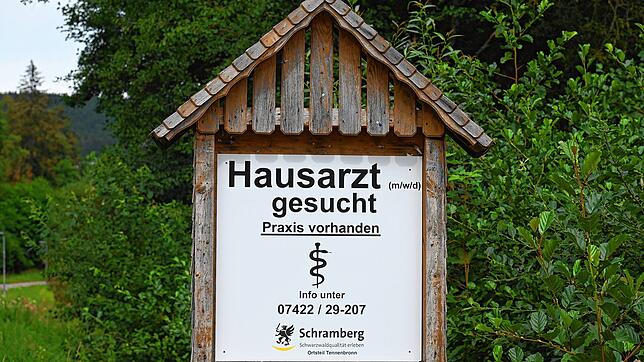 Auf aufgestellten Tafeln sucht Tennenbronn schon rund zwei Jahre lang einen neuen Hausarzt. Doch auch sie bringen bislang keinen Erfolg.