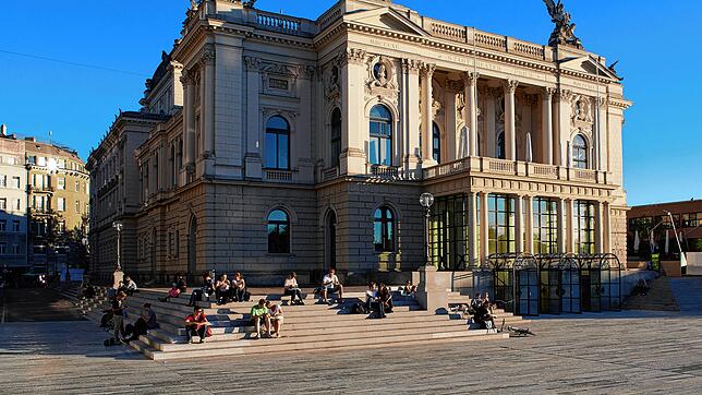 Das Opernhaus Zürich. Damit die Musik dort wie gewohnt erklingen kann, müssen paradoxerweise Chor und Orchester ausgelagert werden.