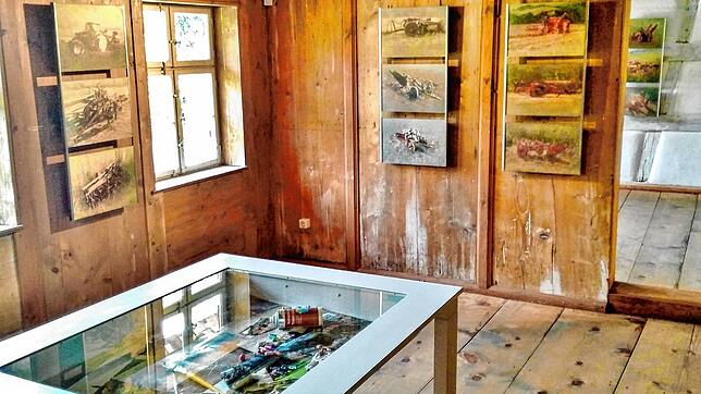 Im Bauernhaus Biehle im Freilichtmuseum Neuhausen ob Eck werden in dieser Saison  Werke des Malers Rainer Müller-Tombrink gezeigt.