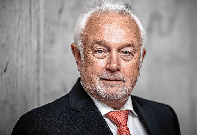 Wolfgang Kubicki, 70, Volkswirt und Jurist, ist stellvertretender FDP-Bundesvorsitzender und Bundestagsvizepräsident. Seit 1997 ist er ...