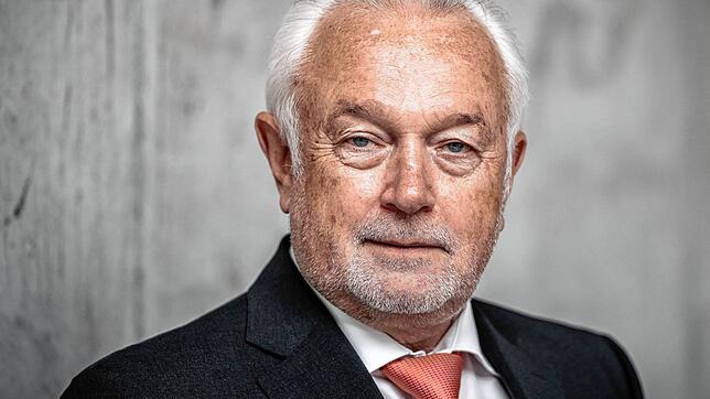 Wolfgang Kubicki, 70, Volkswirt und Jurist, ist stellvertretender FDP-Bundesvorsitzender und Bundestagsvizepräsident. Seit 1997 ist er ...