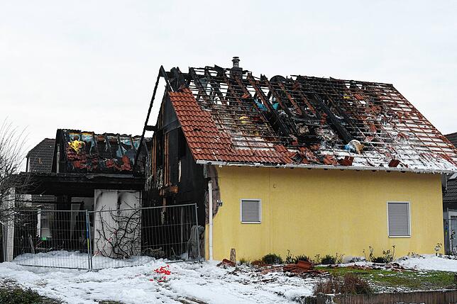 Kurz vor Weihnachten ist dieses Einfamilienhaus samt Anbau in der Singener Nordstadt abgebrannt, hier ein Bild vom Tag nach dem Feuer. ...