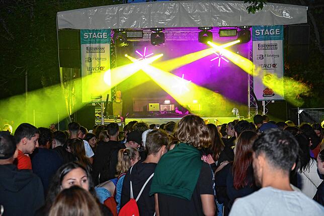 Bild 14: Tausende Besucher feiern beim Stadtfest