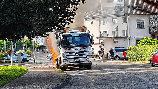 Am Donnerstagabend gegen 19 Uhr hat ein LKW in Tiengen Feuer gefangen. Polizei und Feuerwehr waren innerhalb von wenigen Minuten zur ...