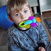 Jace (3) ist 22 Stunden pro Tag wach und hat außer dem Gendefekt noch 14 weitere Diagnosen.