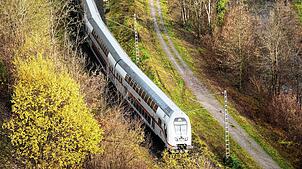 Ein Intercity fährt auf der Gäubahn-Strecke von Rottweil in Richtung Stuttgart.