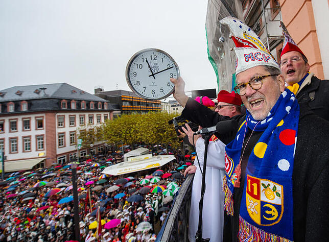 Der Präsident des Mainzer Carneval-Vereins (MCV), Reinhard Urban, eröffnet mit einer Uhr in der Hand vom Balkon des Osteiner Hofes die ...