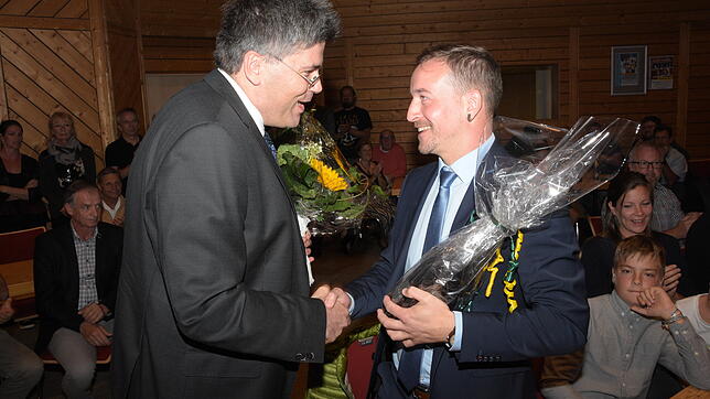 Gratulieren: Auch Landrat Martin Kistler (links) gratulierte dem neuen Bürgermeister von Höchenschwand Sebastian Stiegeler (rechts).