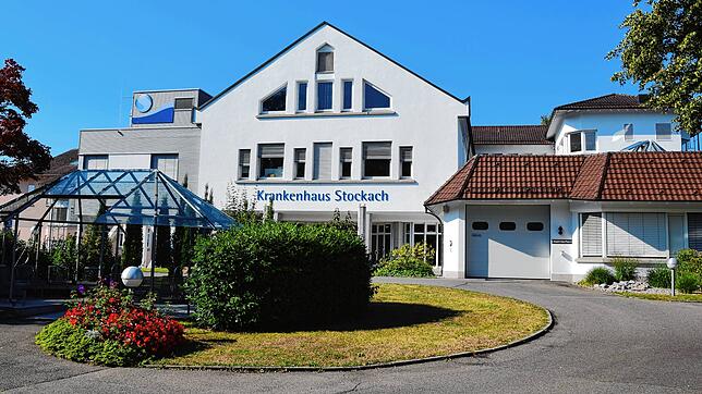Die Corona-Pandemie beschäftigt das Stockacher Krankenhaus, hier ein Archivbild, intensiv. Die Behandlung der Patienten ist aufwendig, ...