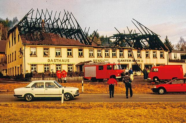 Der Tag nach dem Brand. Der komplette Dachstuhl ist abgebrannt. Die Feuerwehr ist mit Nachlöscharbeiten beschäftigt. In der Folge wird ...
