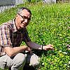 Nicht nur optisch ein Blickfang, sondern auch insektenfreundlich: Gregor Schmitz, Leiter des Botanischen Gartens der Universität ...
