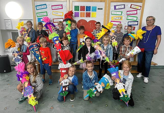 18 Mädchen und Jungen wurden in die Klasse 1a der Grundschule Weilheim eingeschult. Klassenlehrerin ist Petra Ruch.