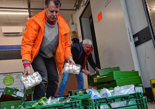 Wolf Manes und Dieter Boucec holen gespendete Lebensmittel ab.
