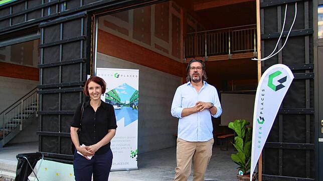 Bürgermeisterin Susen Katter und Sven Koch, der bei Green Places für Marketing und Entwicklung zuständig ist, beim Richtfest für die ...