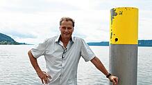 Daniel Trisner (CDU) gehört zu den neuen Gemeinderäten von Bodman-Ludwigshafen. Auf dem Bild steht er am Ufer vor dem Rathaus.