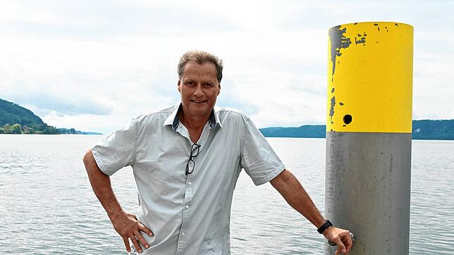 Daniel Trisner (CDU) gehört zu den neuen Gemeinderäten von Bodman-Ludwigshafen. Auf dem Bild steht er am Ufer vor dem Rathaus.