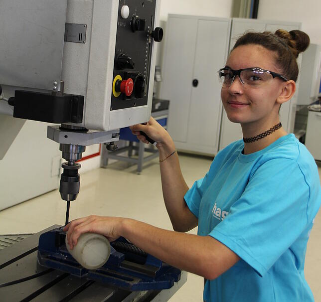 Antonietta Romano (17) ist nach ihrem Hauptschulabschluss bei der Feinwerktechnik Hago als Ferienaushilfe, hier an einer Bohrmaschine, ...