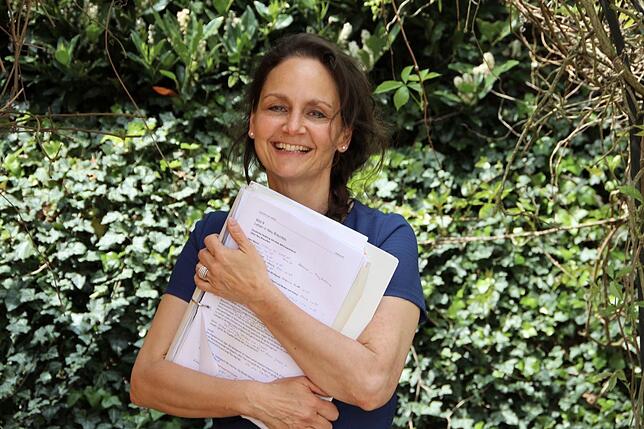 Corinna Vogt, Regisseurin und Vorsitzende des Theatervereins Zeitschleuse, mit dem Rollenbuch, das auseinanderfällt – Zeichen ...