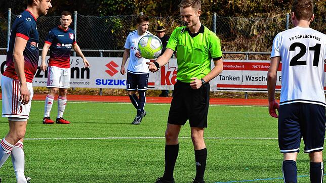 Ball freigegeben: Schiedsrichter Timo Bugglin &ndash; hier in der letzten Partie vor der Corona-Zwangspause zwischen dem FC Schönau und ...