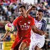 Schwerer Stand: Die Defensive des FC Tiengen 08 um Abwehrchef Sebastian Flaig (links) hatte den Waldshuter Stürmer Nexhdet Gusturanaj ...