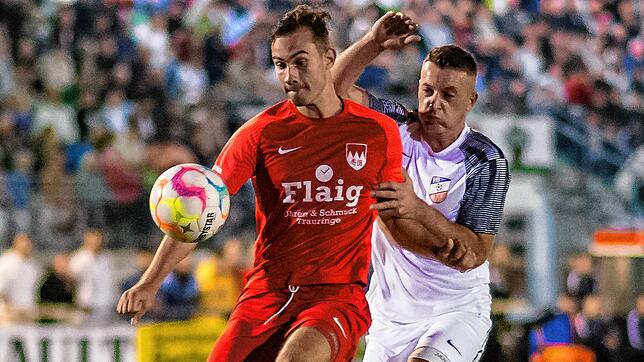 Schwerer Stand: Die Defensive des FC Tiengen 08 um Abwehrchef Sebastian Flaig (links) hatte den Waldshuter Stürmer Nexhdet Gusturanaj ...