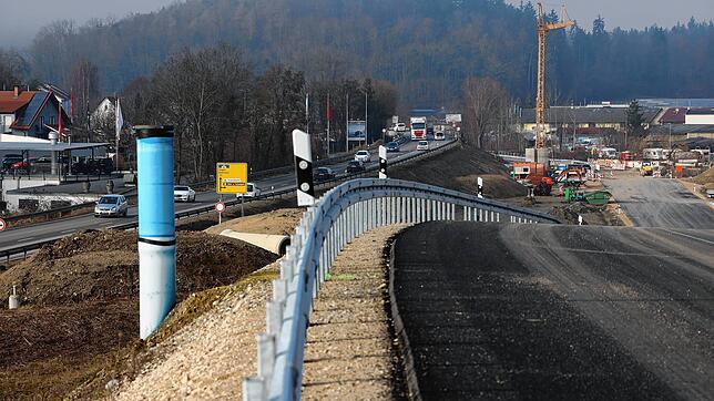 Die Umleitungsstrecke neben der B33 bei Allensbach (rechts) befindet sich direkt neben der alten Trasse der Bundesstraße. Genau hier ...