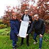 Katja Wolf und Peter Schulz organisieren das Gewinnspiel und hoffen mit dem Vorsitzenden des Gewerbevereins, Michael Kempf (rechts), auf ...