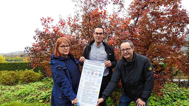 Katja Wolf und Peter Schulz organisieren das Gewinnspiel und hoffen mit dem Vorsitzenden des Gewerbevereins, Michael Kempf (rechts), auf ...