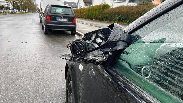 So wie an diesem Auto erging es am Donnerstagmorgen gleich mehreren Autobesitzern: In der Nacht von Mittwoch auf Donnerstag haben ...