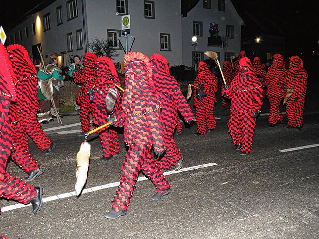 Bild 18: Mit dem Nachtumzug startet das Narrentreffen in Gutmadingen