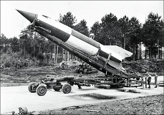 Die Rakete A4/V2 auf einem Abschussgestell. Es handelte sich um die erste einsatzfähige Fernrakete in einem Krieg. Ab September 1944 ...