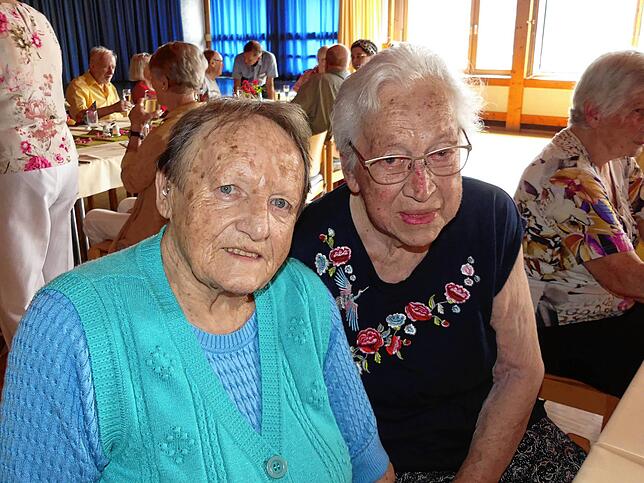 Waltraud Drews und die 100-jährige Mathilde Eschbach (von links) freuen sich auf den festen Termin am Donnerstag zum Mittagstisch, denn ...