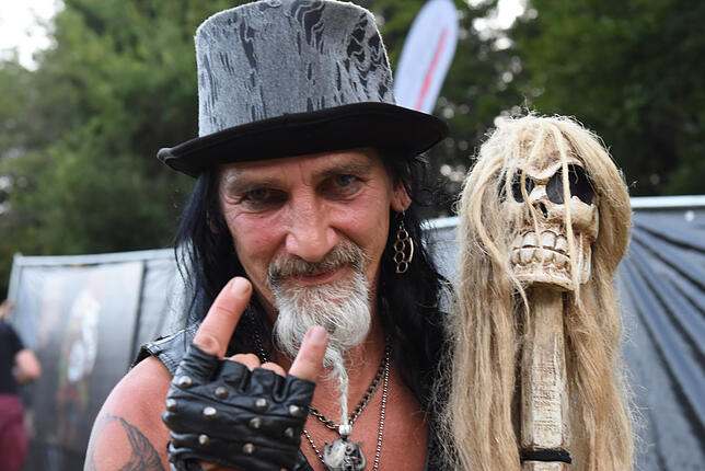 Viele Besucher sind mit zum Metalacker-Festival passender Bekleidung vor Ort. Bild: Werner Müller