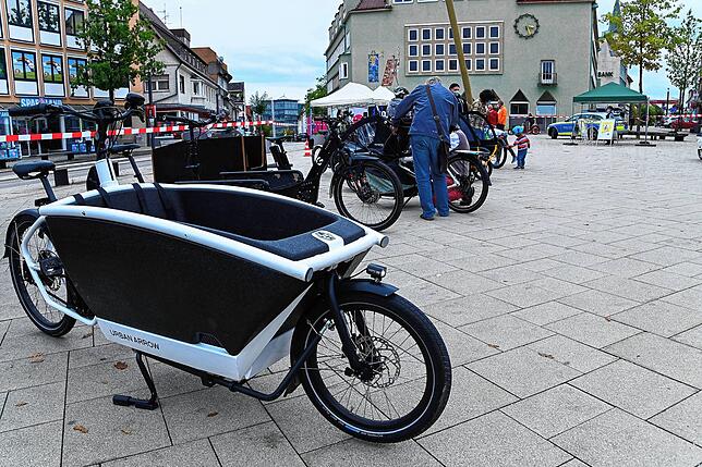 Bei der Cargobike-Roadshow auf dem Schwenninger Marktplatz konnten Interessierte verschiedene Modelle von Lastenrädern mit Unterstützung ...