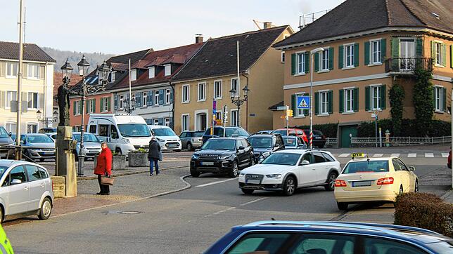Mit 755 Verstößen ist der Marktplatz auch in diesem Jahr ein Schwerpunkt bei den Parkverstößen in Markdorf. Vor allem donnerstags an den ...