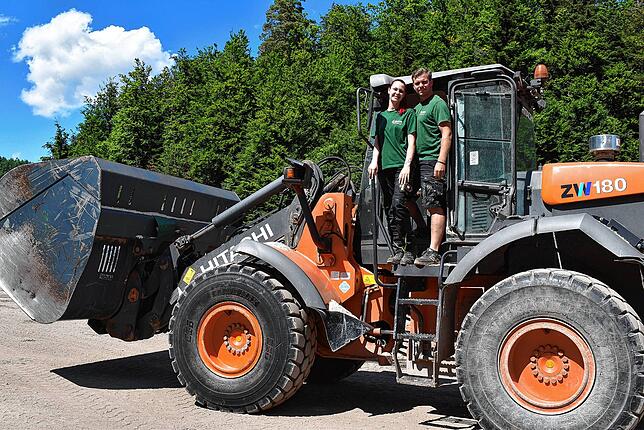 Gerne fährt Lorena Deisenroth mit dem Radlader auf dem Werksgelände, um Holz zu transportieren. Links ihr Mann und Arbeitskollege Ingo ...